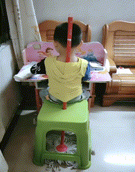 创意防止小孩子驼背的动图创意gif搞笑图片