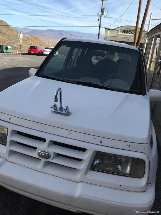 搞笑创意的汽车车标图创意gif搞笑图片