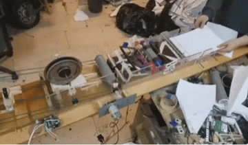 创意自动折纸飞机的机器动态图创意gif搞笑图片