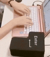 创意搞怪的键盘巨大回车键gif图片创意gif搞笑图片
