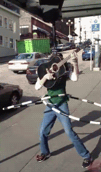 街头创意杂技表演转呼啦圈GIF动态图创意gif搞笑图片