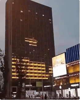 创意的大楼LED屏幕俄罗斯方块游戏创意gif搞笑图片