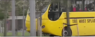 个性创意的水路两用公交车gif创意gif搞笑图片