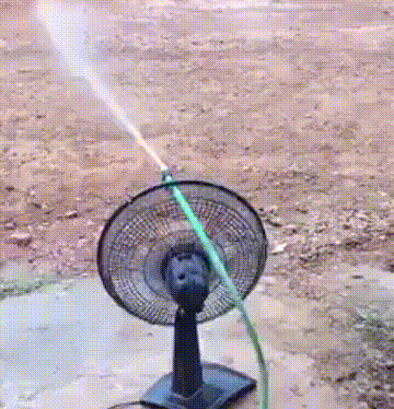 搞笑创意的浇水技巧动图创意gif搞笑图片