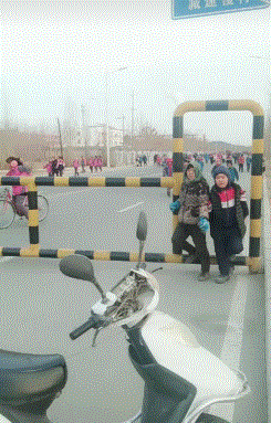 搞笑创意的马路减速带创意gif搞笑图片