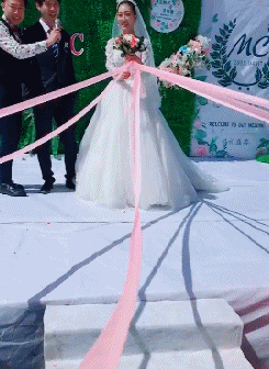 搞笑创意的婚礼抢绣球GIF动态图创意gif搞笑图片