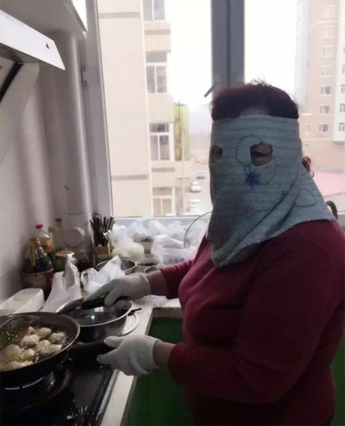 女生做饭防止溅油的创意搞笑装备图片创意gif搞笑图片