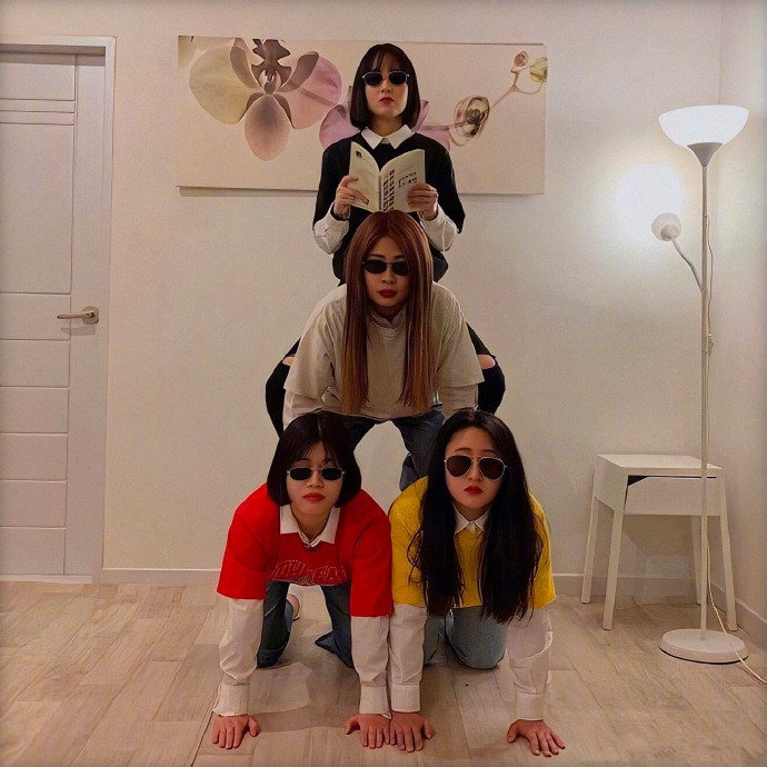 女生和闺蜜拍照合影的创意沙雕姿势图片创意gif搞笑图片