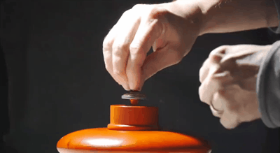 创意的空中磁悬浮GIF动图创意gif搞笑图片