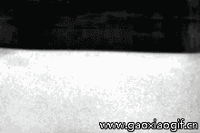 水滴滴入细沙中像不像氢弹爆炸创意gif搞笑图片