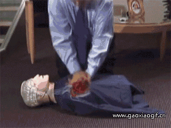 一张图就能说明心肺复苏需要用力压，快速压创意gif搞笑图片