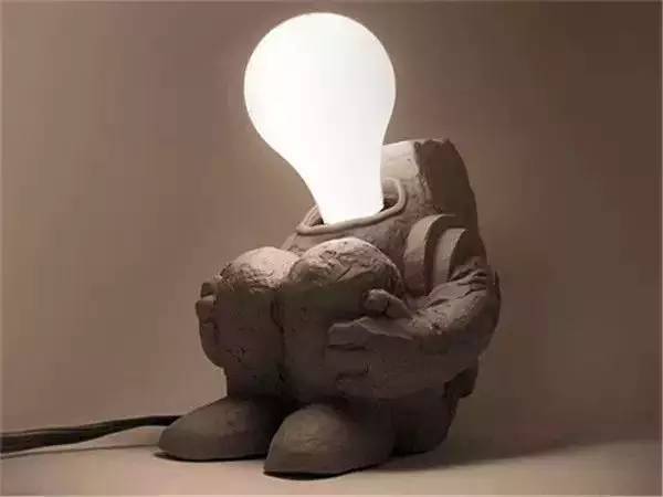 宇航员灯泡创意gif搞笑图片