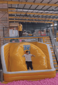 卧槽，无情！工作人员被弹回去了...创意gif搞笑图片