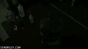 把一瓶打火机汽油放进去点燃的效果创意gif搞笑图片