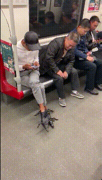 大爷看了半天也没明白他穿的是什么鞋创意gif搞笑图片