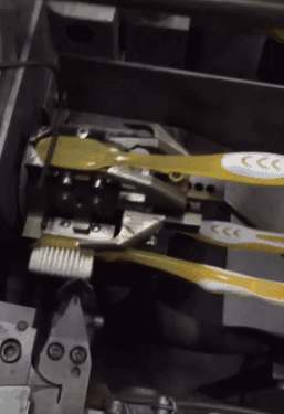 牙刷制作的过程创意gif搞笑图片