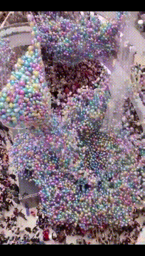 一男子在商场用气球求婚，结果气球把女朋友给埋了创意gif搞笑图片