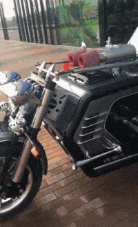 这车霸气，估计上路就被警察拦了创意gif搞笑图片