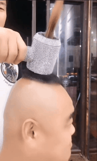 这位大哥的避雷针很有个性创意gif搞笑图片