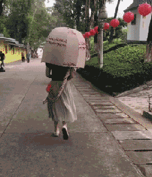 2020最新推出的头盔雨伞创意gif搞笑图片