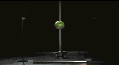 这就是安全气囊的作用，不要不相信创意gif搞笑图片