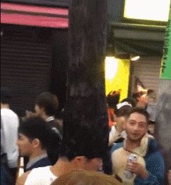 大哥你晚上睡觉咋办创意gif搞笑图片