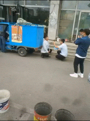 公司要蓝底照片，咱也没办法创意gif搞笑图片