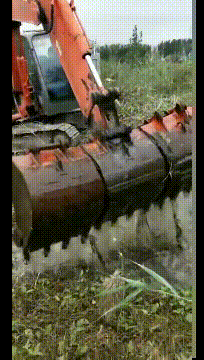 大哥一个人把三个人的活全干了创意gif搞笑图片