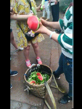 老板这样削西瓜我还是第一次见创意gif搞笑图片