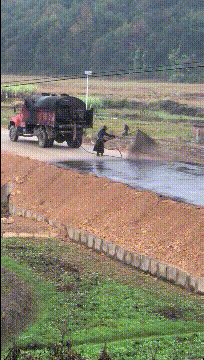 别想骗我，这就是水泥路创意gif搞笑图片