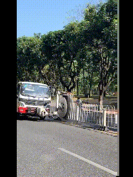 原来公路上的护栏是这样清洗的创意gif搞笑图片