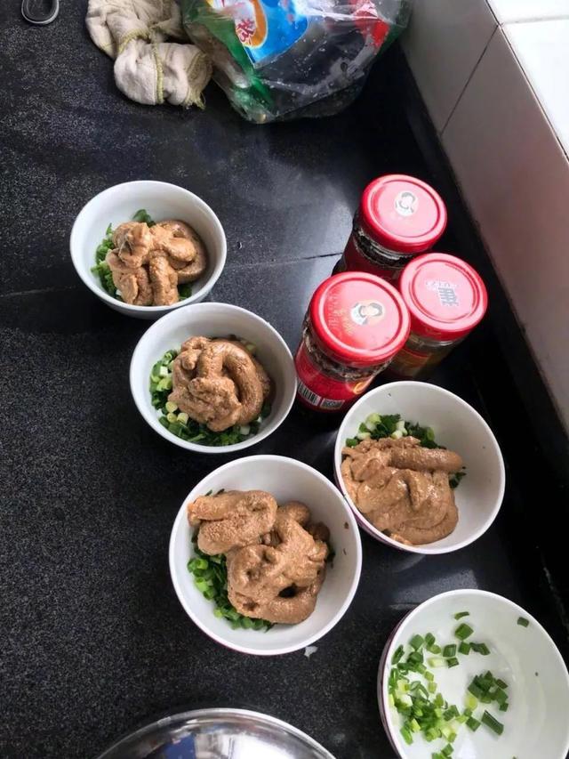 朋友家吃火锅，调料弄好以后，大家都不是很有食欲动物gif搞笑图片