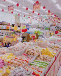 牛：我就是想来买一瓶猛牛酸酸乳而已！动物gif搞笑图片