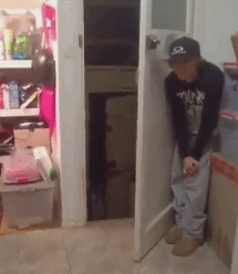 看它小心翼翼的样子这绝对不是第一次了！二哈的心理苦啊……动物gif搞笑图片