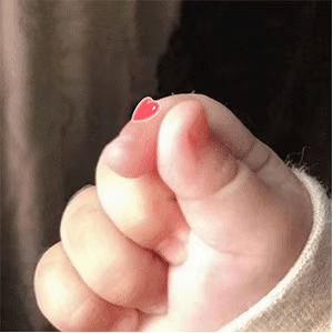 小孩子可爱小手手比心动图斗图吧gif搞笑图片