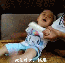 小小年纪，谁培养的你这幽怨的眼神恶搞gif搞笑图片