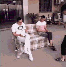 朋友一生一起走，谁先坐下谁是狗！恶搞gif搞笑图片