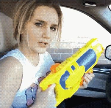 妹子拿把水枪被反击了恶搞gif搞笑图片