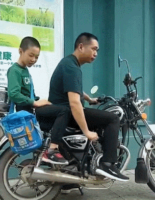 又见一个坑爹的娃，摩托车一直无法启动恶搞gif搞笑图片