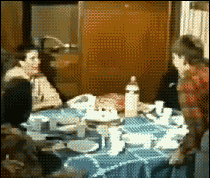 吹生日焟烛弄翻桌子恶搞gif搞笑图片