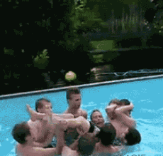 被众人一起扔到泳池边上恶搞gif搞笑图片