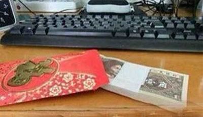 收到这么厚的红包，打开时瞬间崩溃了恶搞gif搞笑图片