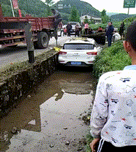 这下火了，全村人都知道我买车了恶搞gif搞笑图片