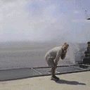 恶搞图片 一个屁喷出火焰恶搞gif搞笑图片