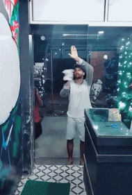 兄弟，我擦玻璃的动作逼真吧！哈哈恶搞gif搞笑图片