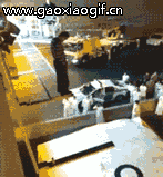 希望这一脚让他感受不一样的蹦极恶搞gif搞笑图片