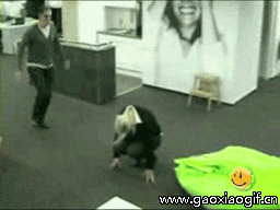 可怜的妹子，没想到被喷一脸恶搞gif搞笑图片