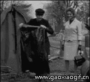 这是在挑战女人的智商么，盖件衣服以为就看不见了恶搞gif搞笑图片