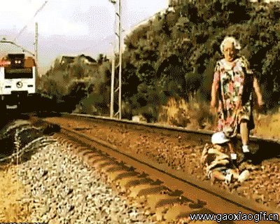 关键时刻老太仿佛回到了年轻时代恶搞gif搞笑图片