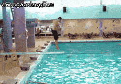 这个摔倒的姿势有点意思恶搞gif搞笑图片